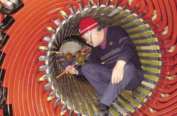 西安泰富西瑪電機(jī)吳高治、劉長安、張衛(wèi)華榮獲西安市勞動模范榮譽(yù)稱號。