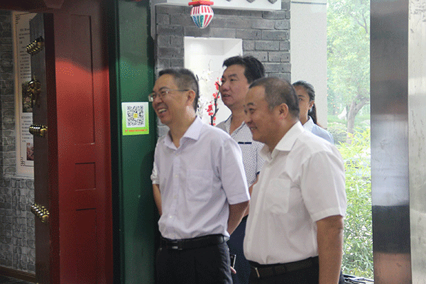 河南沁陽市委副書記薛勇帶領(lǐng)沁陽企業(yè)考察團(tuán)來西瑪電機(jī)參觀訪問。