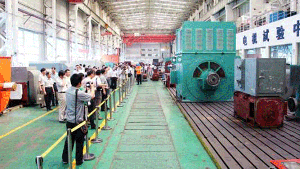 西安泰富西瑪電機(jī)成功開發(fā)YR系列4500KW大型廢鋼鐵破碎電機(jī)。